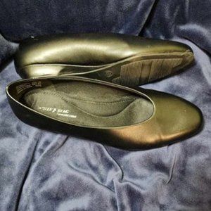 Black flat dress shoes